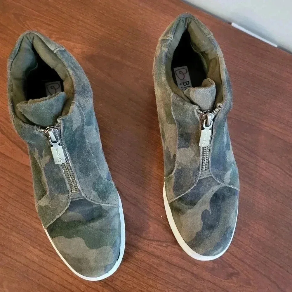 BLONDO Glenda Camo Green Waterproof Hidden Wedge Zip Sneakers(8)